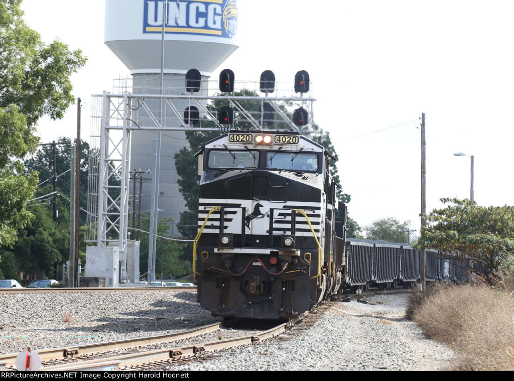 NS 4020 leads train 351 into the yard